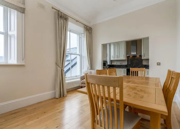 Apartment Award Winning, 2 Bedroom Apartment.10mins To City *