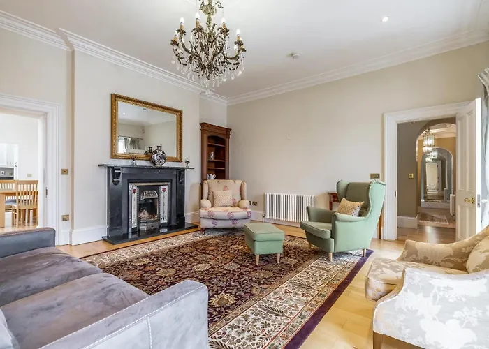 Award Winning, 2 Bedroom Apartment.10mins To City