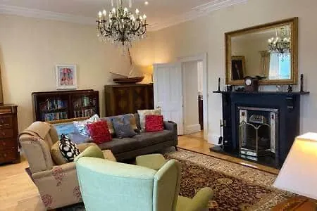 Award Winning, 2 Bedroom Apartment.10mins To City *