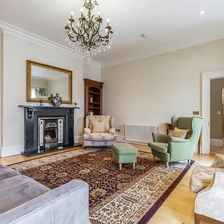 Award Winning, 2 Bedroom Apartment.10mins To City